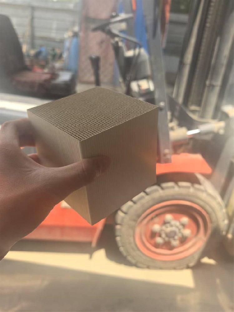 贵金属催化剂载体